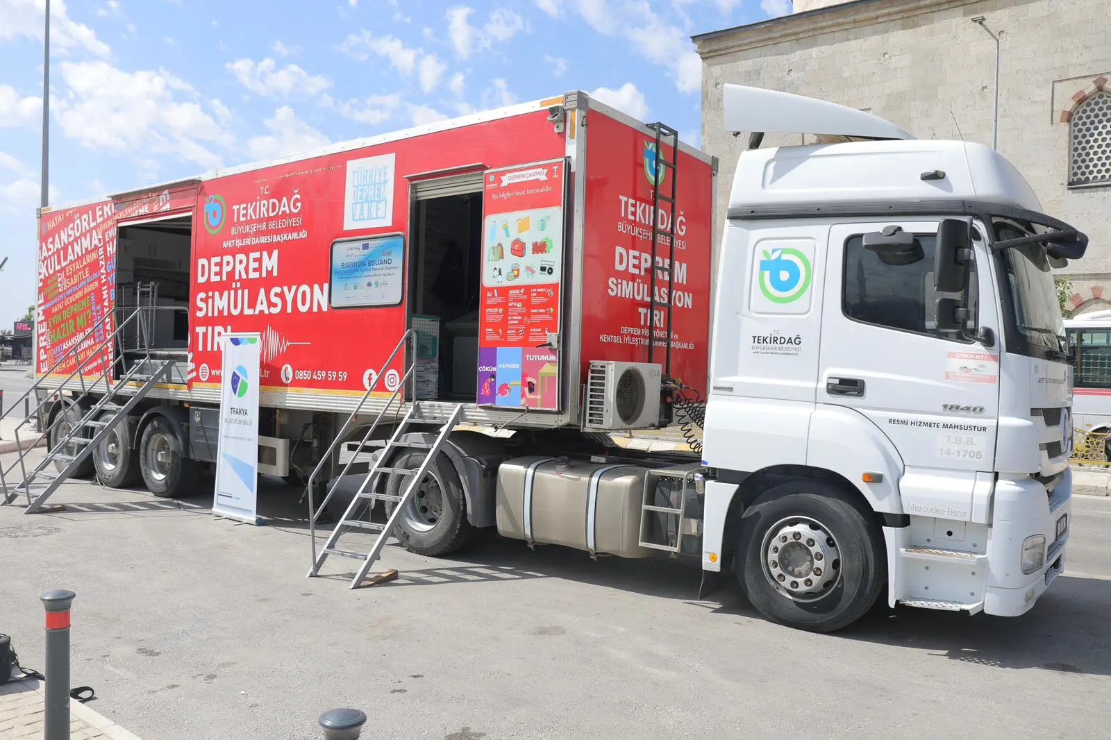 DEPREM SİMÜLASYON TIR’I SELİMİYE MEYDANI’NDA VATANDAŞLARLA BULUŞUYOR